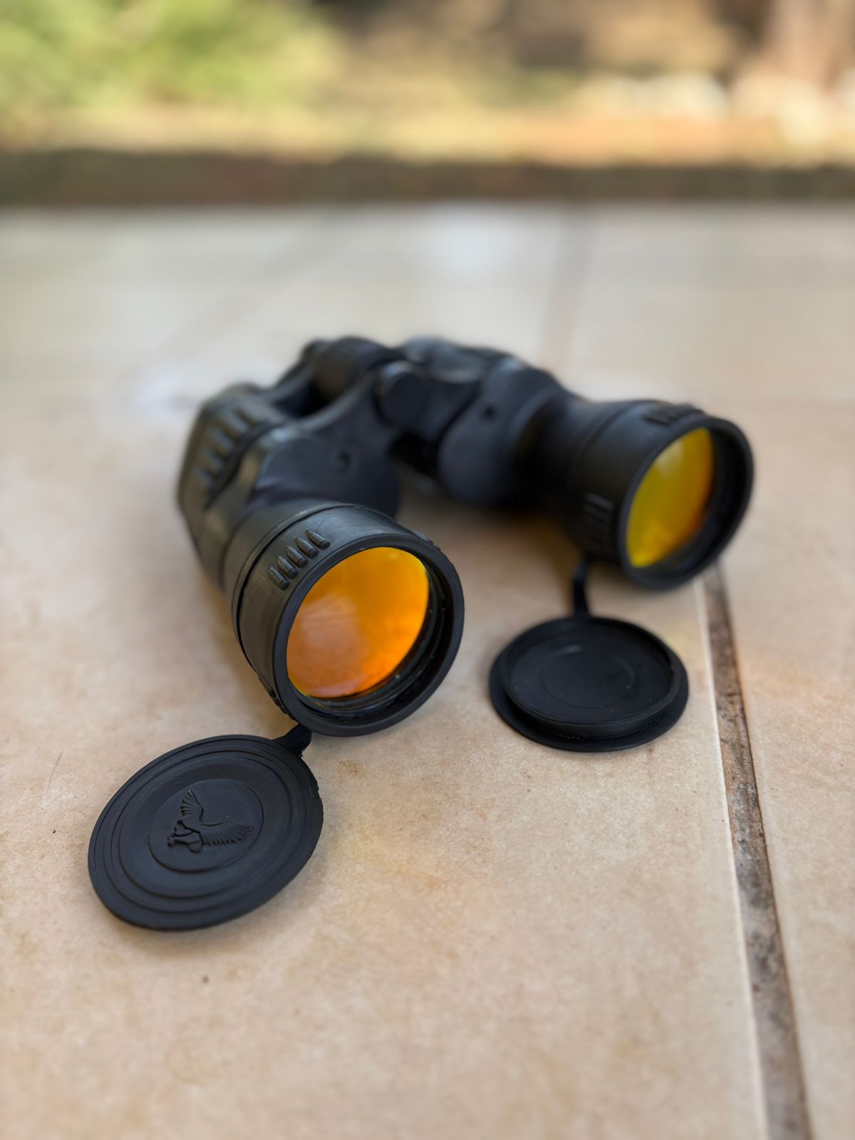 Binóculo preto com lentes de proteção âmbar