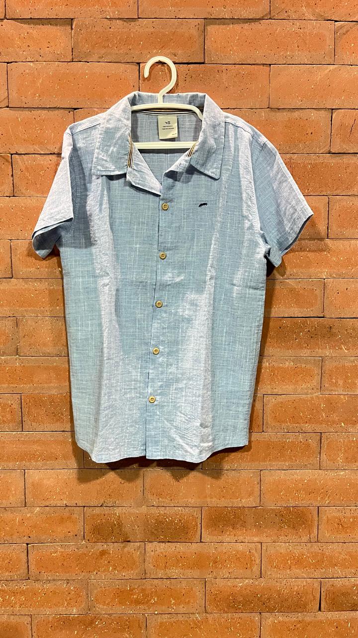 Camisa azul clara