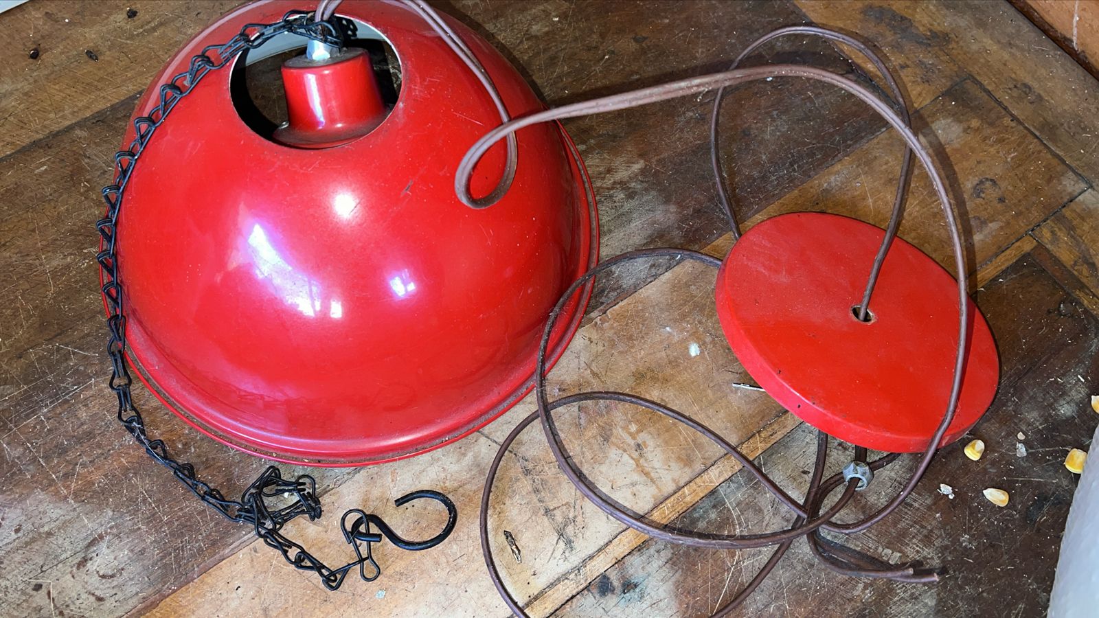 Luminária vermelha taschibra